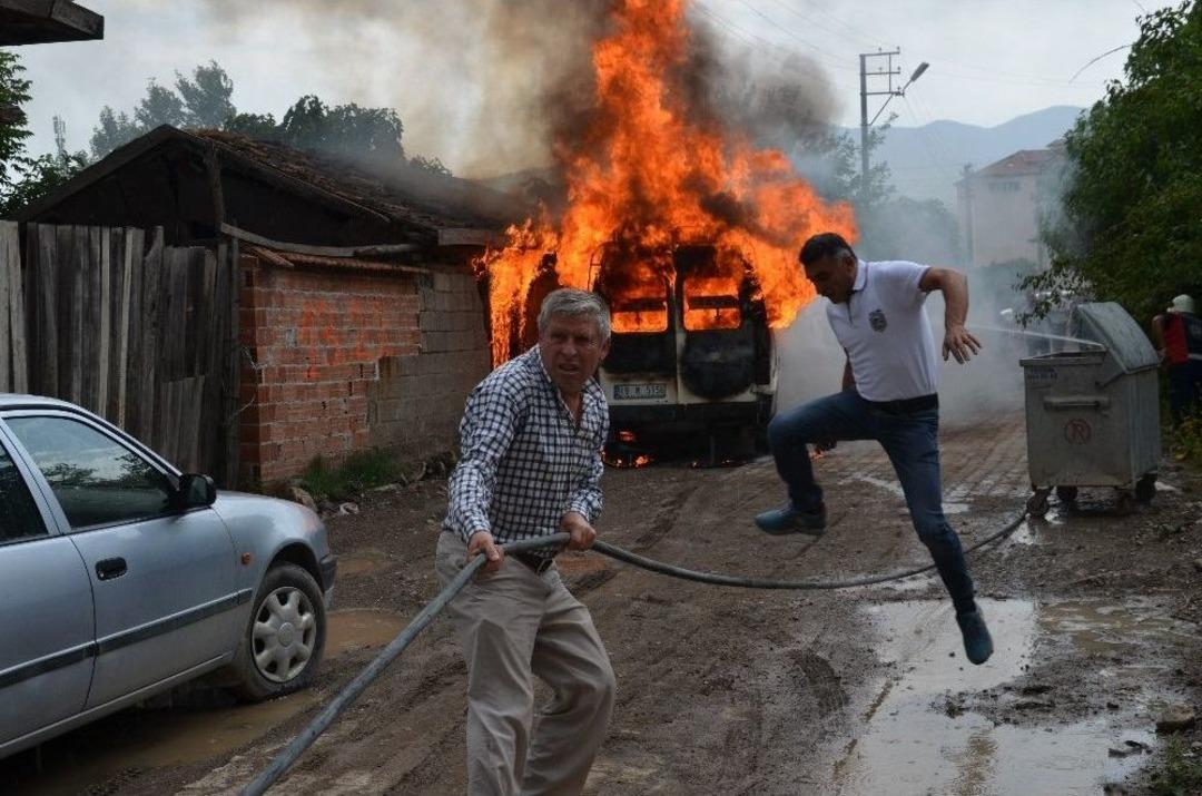 İtfaiyeler Yanan Araca M&uuml;dahale Ederken T&uuml;p Patladı