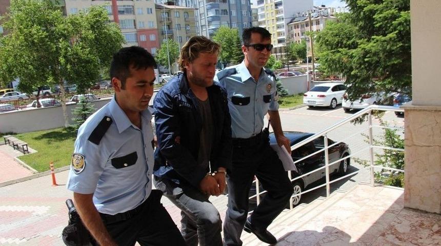 Eski Eşini Boğazından Bı&ccedil;akla Yaralayan Kişi Tutuklandı