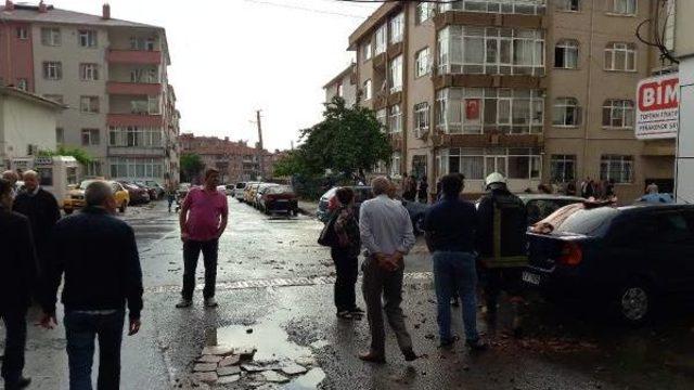 Çorlu'da Şiddetli Rüzgar Ağaçları Devirdi, Çatıları Uçurdu