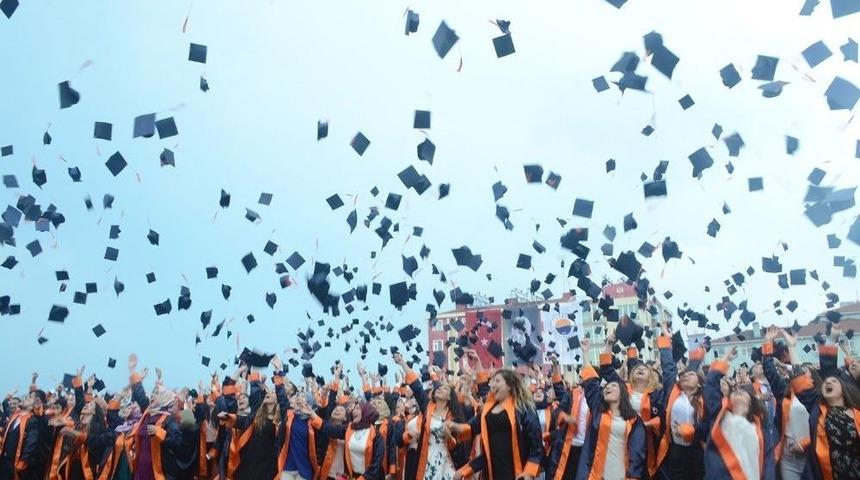 Sinop &Uuml;niversitesinde Mezuniyet Coşkusu