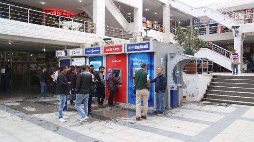 İzmit'te Atm'de Kart Kopyalama D&uuml;zeneği Ve Kamera Bulundu (2)