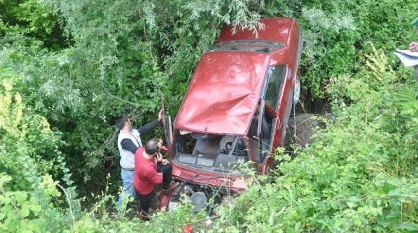 Otomobil Şarampole Yuvarlandı: 1'i Ağır 3 Yaralı