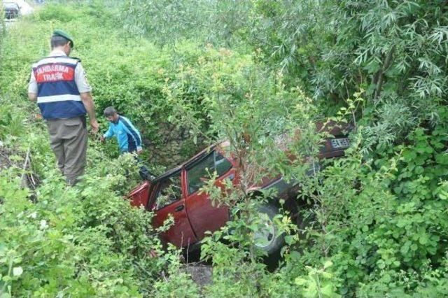 Otomobil Şarampole Yuvarlandı: 1'i Ağır 3 Yaralı