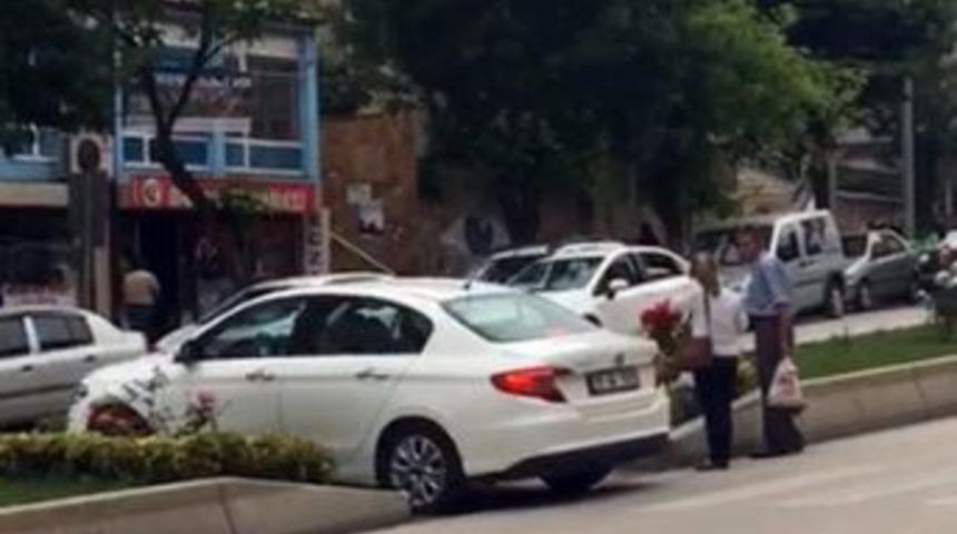 Kavşaktan D&ouml;nmeyen Otomobil, Yaya Ge&ccedil;idini Tercih Etti