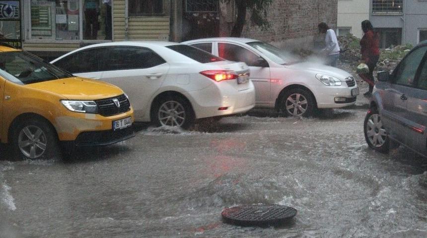 Yollar Nehre D&ouml;nd&uuml;, Kanalizasyon Kapakları Yerinden &Ccedil;ıktı