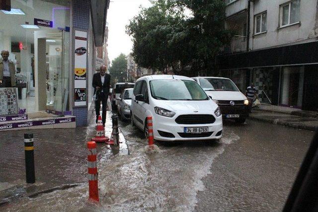 Yollar Nehre Döndü, Kanalizasyon Kapakları Yerinden Çıktı