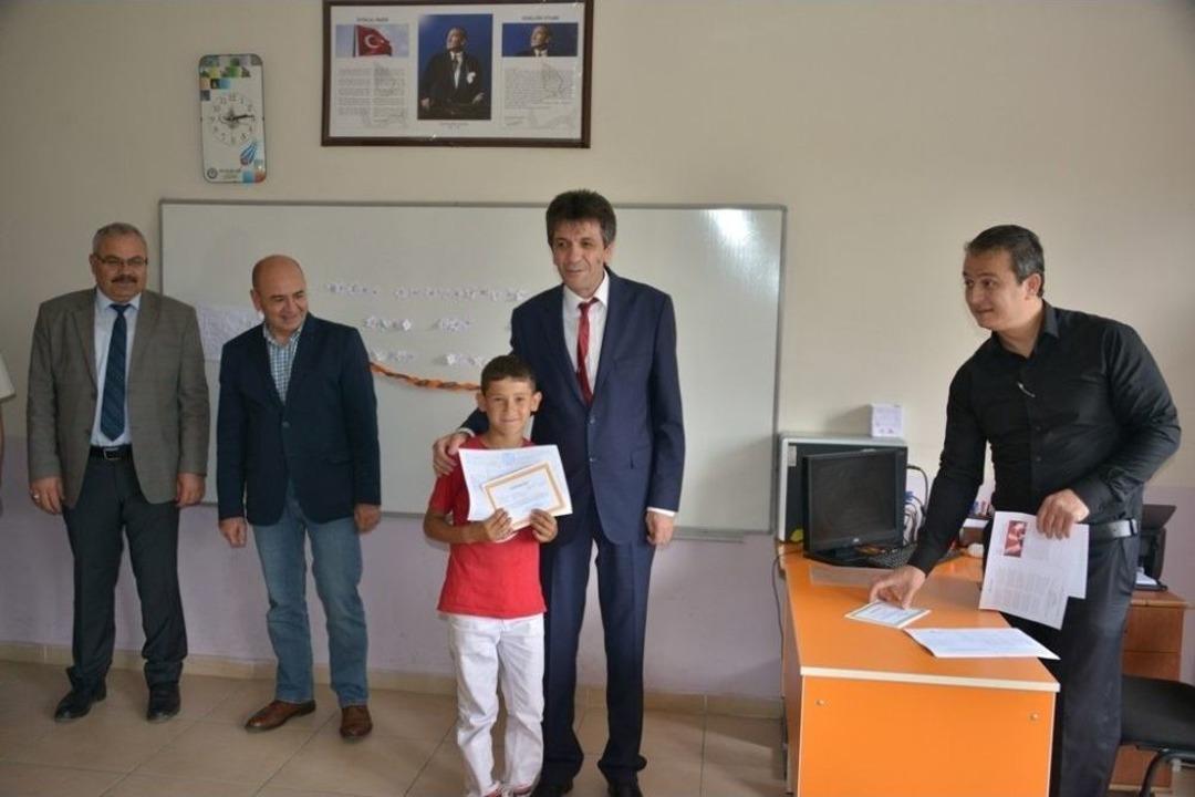 Gediz&rsquo;de 8 Bin 794 &Ouml;ğrenci Karne Aldı