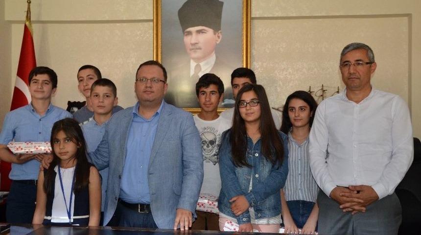 Kaymakam &Ouml;zdemir Teog&rsquo;da Başarılı Olan &Ouml;ğrencileri &Ouml;d&uuml;llendirdi