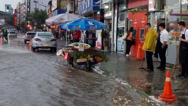Bursa’Da Sağanak Yağmur Etkili Oldu (2)