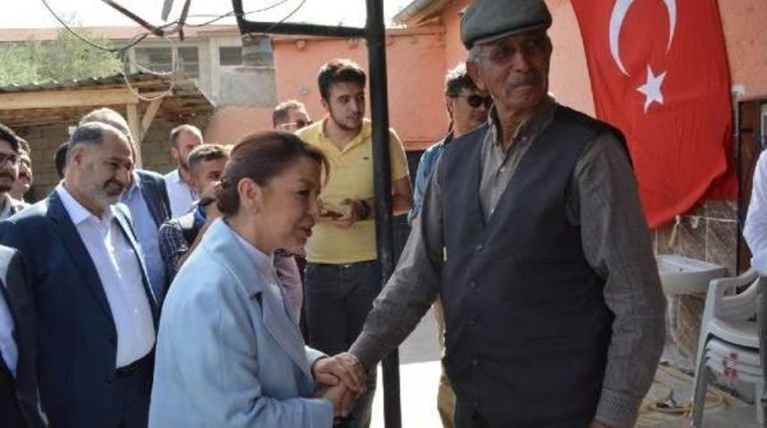 Ak Parti Genel Başkan Yardımcısı &Ouml;zn&uuml;r &Ccedil;alık, &Ouml;mer Halisdemir'in Kabrini Ziyaret Etti