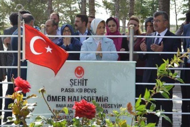 Ak Parti Genel Başkan Yardımcısı Öznür Çalık, Ömer Halisdemir'in Kabrini Ziyaret Etti