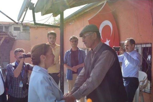 Ak Parti Genel Başkan Yardımcısı Öznür Çalık, Ömer Halisdemir'in Kabrini Ziyaret Etti