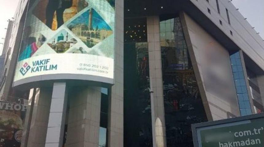 Avm&rsquo;den D&uuml;şen Cam 2 Kişiyi Yaraladı