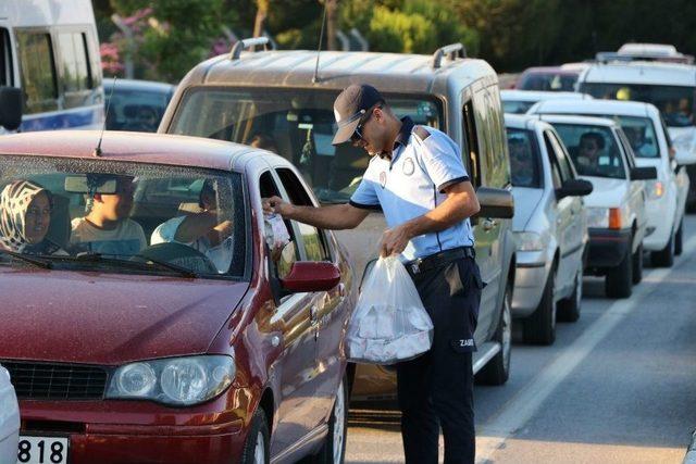 (özel Haber) Manisa’dan Geçen Sürücülere İftar Kumanyası