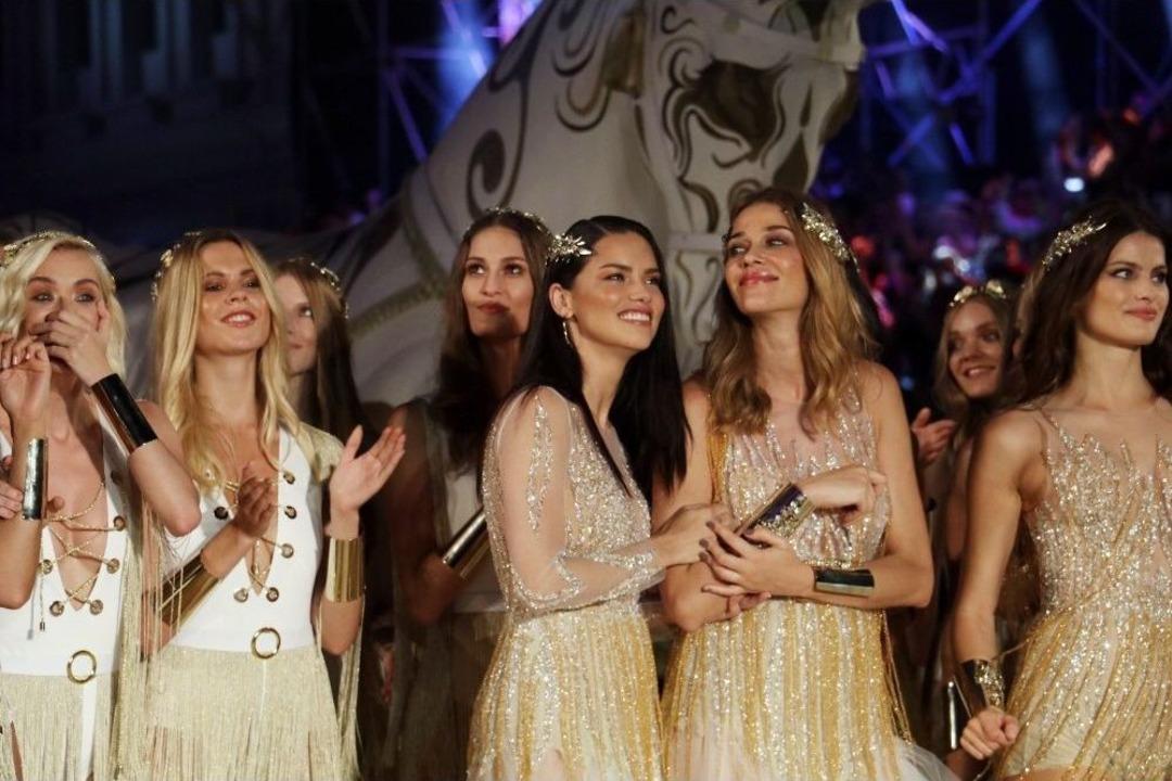 Adriana Lima Hamile Meslektaşının Karnını &Ouml;pt&uuml;