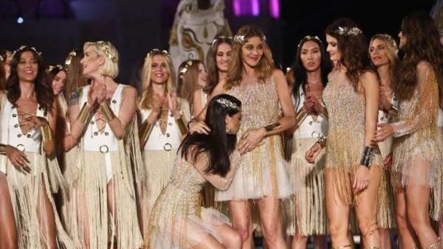 Adriana Lima’Dan Barros’A ‘Bebek’ Öpücüğü