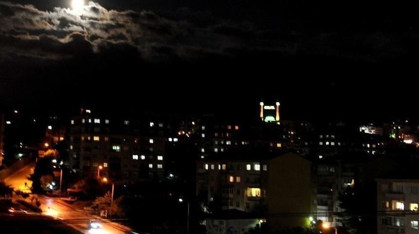 Bursa’da Ay Muhteşem Görüntüler Oluşturdu