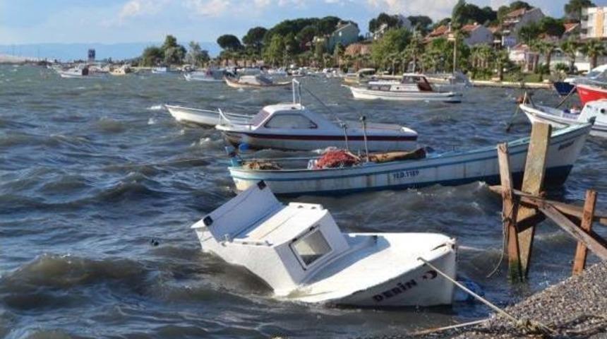 Balıkesir'de Şiddetli R&uuml;zgar, Hayatı Olumsuz Etkiledi