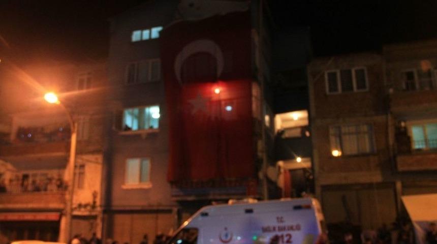 Şırnak Şehidinin Evine Dev T&uuml;rk Bayrağı Asıldı.