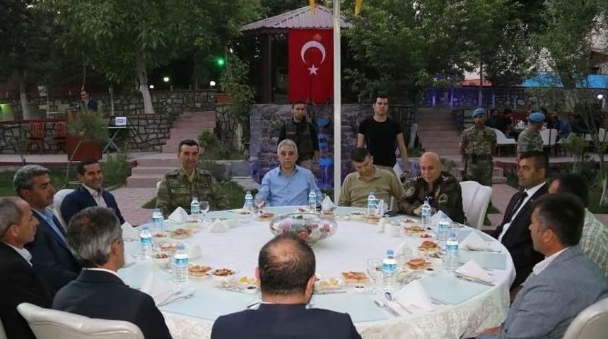 Vali Toprak G&uuml;venlik Korucuları İle İftar Yaptı