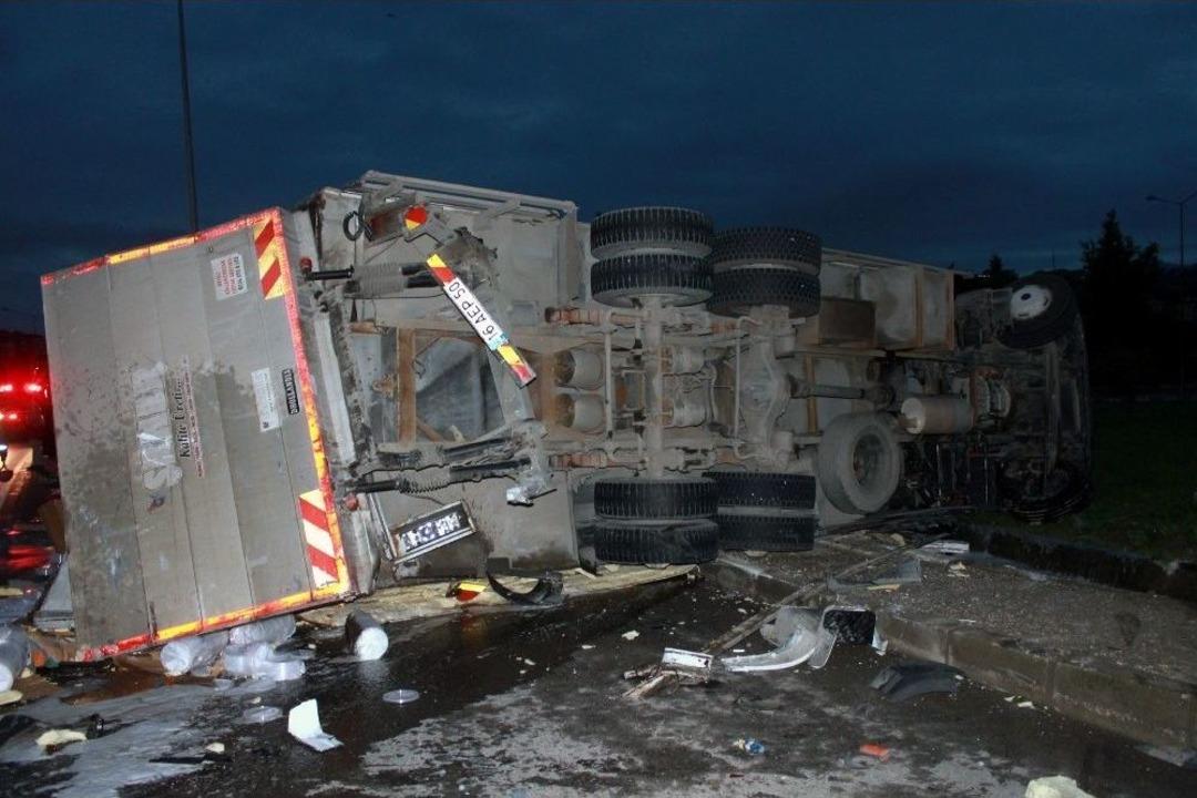 Yalova&rsquo;da Zincirleme Kaza; Facianın Eşiğinden D&ouml;n&uuml;ld&uuml;: 3 Yaralı