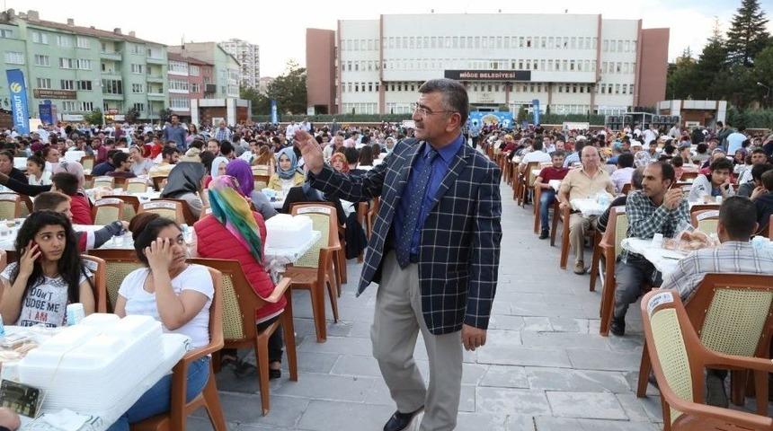 Niğde Belediyesi 10 Bin Kişiyi İftar Sofrasında Buluşturdu