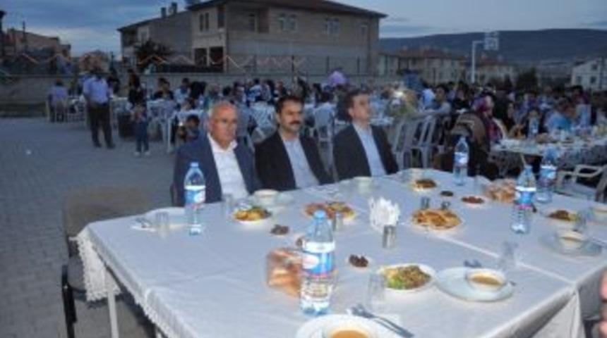 Vali Aktaş İmam Hatipli &Ouml;ğrencilerle İftar Yaptı