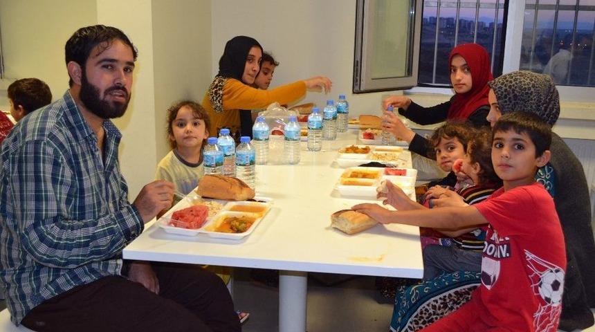 Farklı &Uuml;lkelerden Geldiler, İftar Sofrasında Buluştular