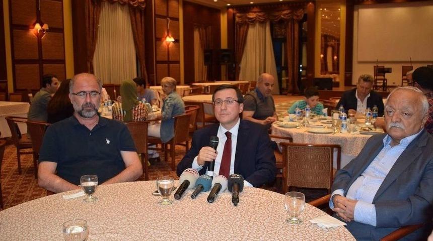 Rekt&ouml;r Kızılay Basın Mensuplarıyla İftarda Buluştu