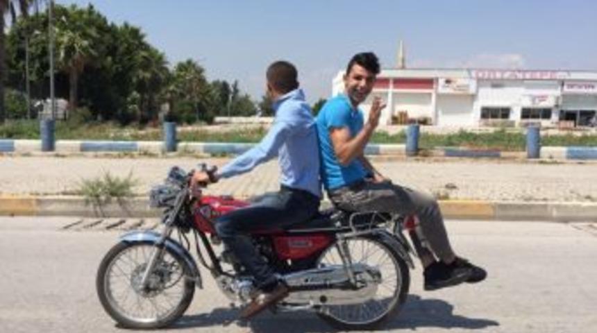 Nasrettin Hocaya &Ouml;zenen Adanalı Gen&ccedil; Motosiklete Ters Bindi