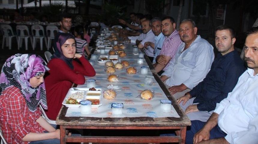 Erzin&rsquo;de, Yetimlere İftar Yemeği Verildi