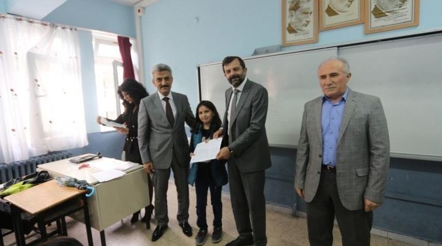 G&uuml;rsulu &Ouml;ğrenciler Karneleri Protokol&uuml;n Elinden Aldı