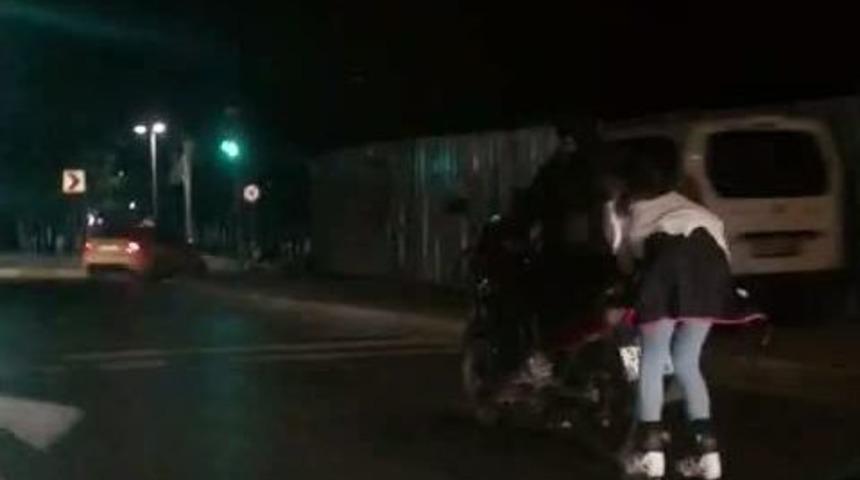 Motosikletin Arkasına Tutunarak Giden Patenli Kadın Y&uuml;rekleri Ağızlara Getirdi