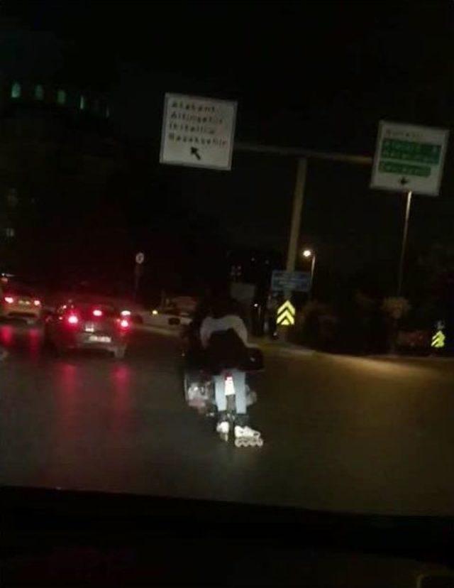 Motosikletin Arkasına Tutunarak Giden Patenli Kadın Y&uuml;rekleri Ağızlara Getirdi 1