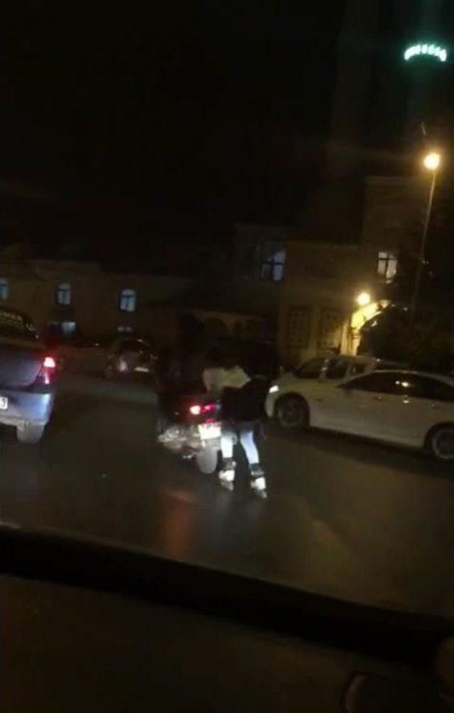 Motosikletin Arkasına Tutunarak Giden Patenli Kadın Y&uuml;rekleri Ağızlara Getirdi 2