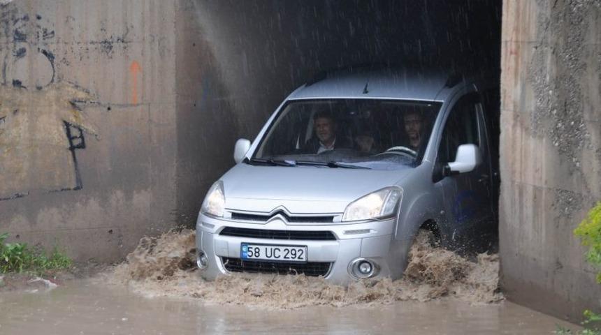 Sivas&rsquo;ta Sağanak Yağış Etkili Oldu