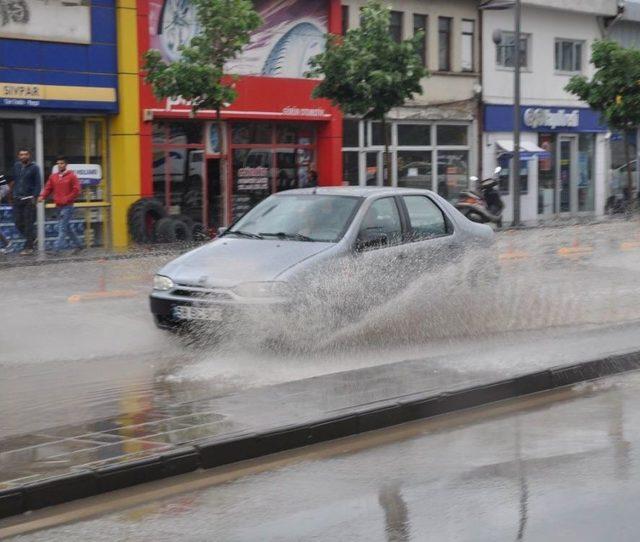 Sivas’ta Sağanak Yağış Etkili Oldu