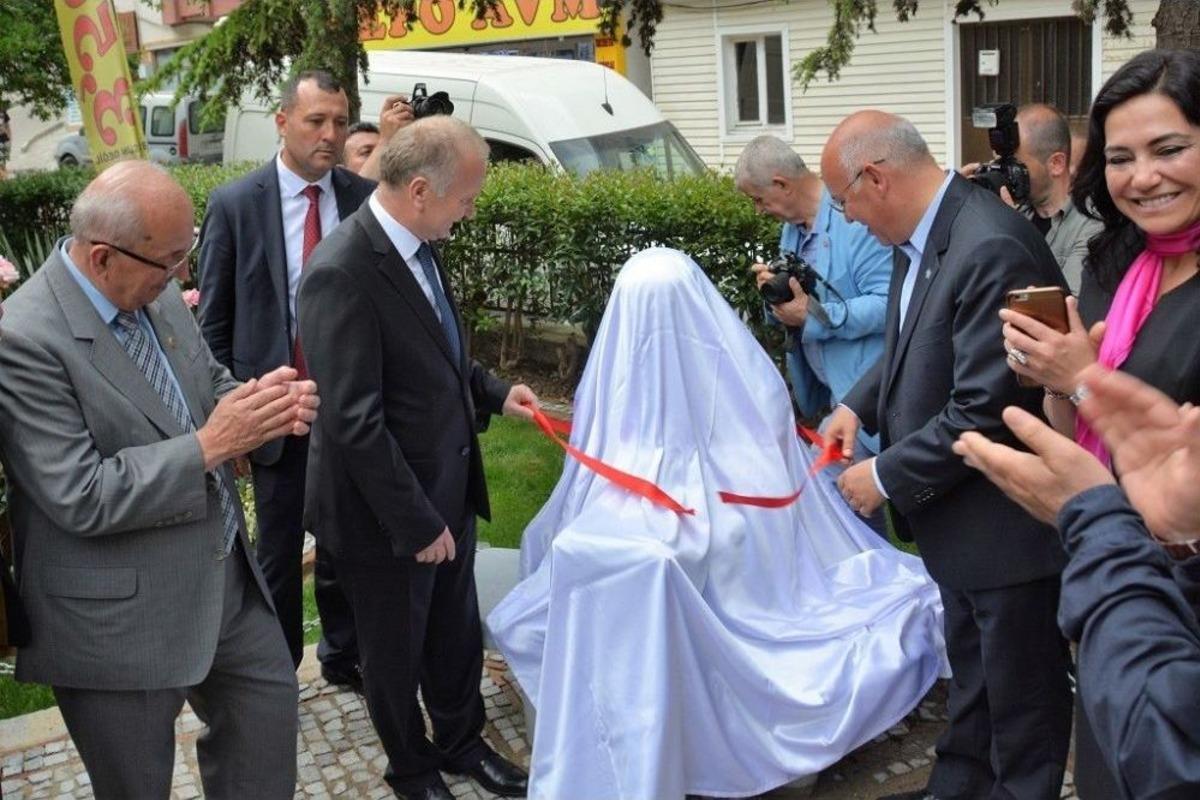 Araştırmacı Yazar Mehmet Serez&rsquo;in Heykeli A&ccedil;ıldı