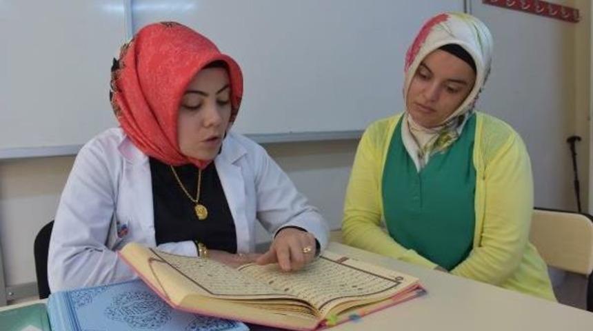 Engelli &Ouml;ğrencisine Kuran &Ouml;ğretmek I&ccedil;in Işaret Dili &Ouml;ğrendi