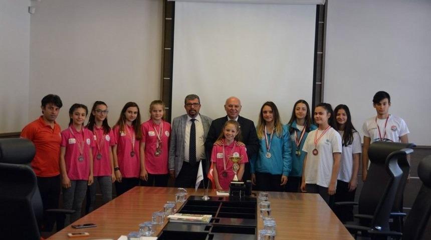 Başkan Eşkinat Madalyalı Gen&ccedil; Sporcuları Ağırladı