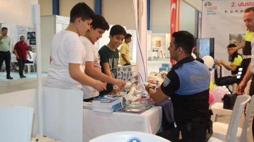 Mersin Polisi, Bilim Şenliği&rsquo;nde 6 Bin 500 Broş&uuml;r Dağıttı
