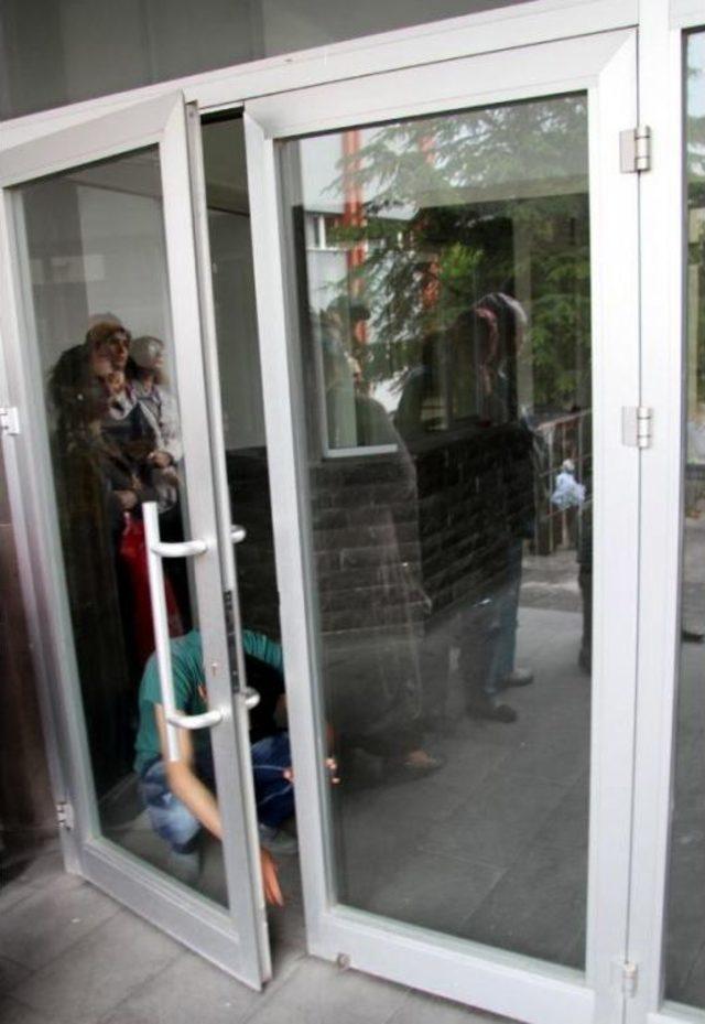 9.45 Sonrası Gelen 2 &Ouml;ğrenci Kapıda Kaldı 2