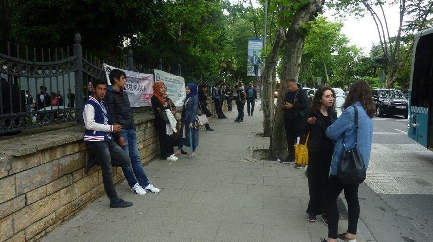 &Ouml;ğrenciler Sınavda Ter D&ouml;kt&uuml;, Aileler Dua Ederek Bekledi