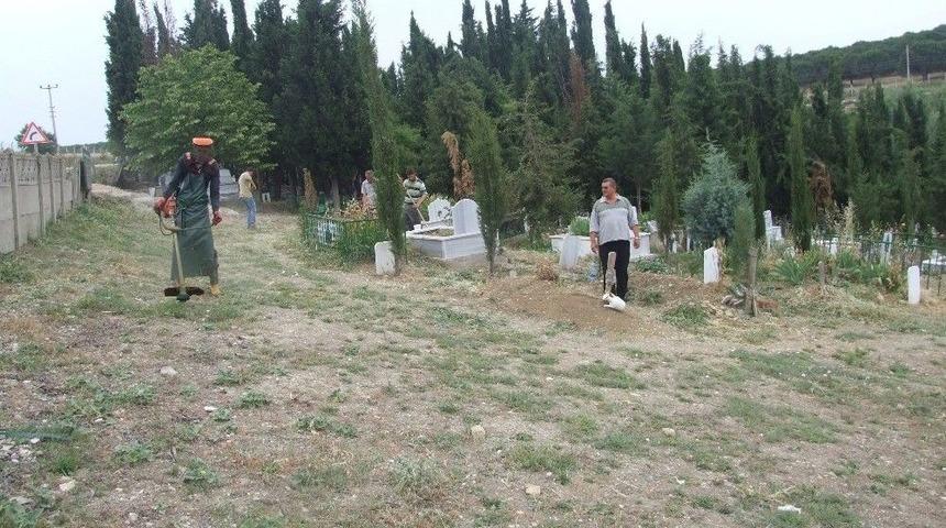 Mezarlıklar Bayrama Hazırlanıyor