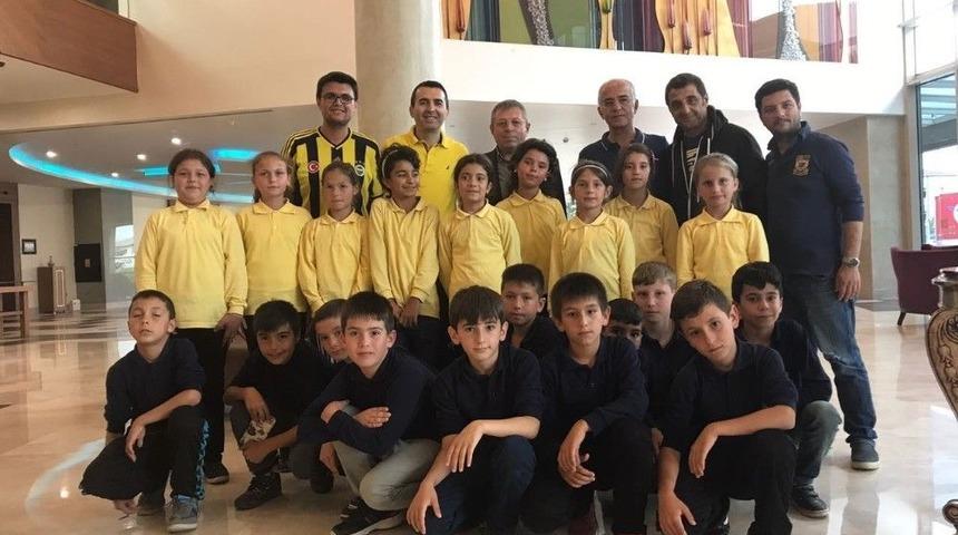 Fenerbah&ccedil;espor Kul&uuml;b&uuml;nden Miniklere Karne Hediyesi