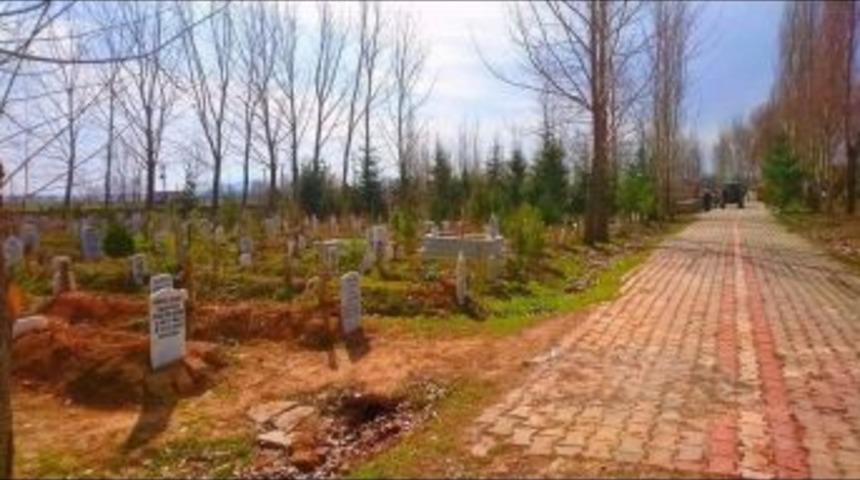 Aslanapa İl&ccedil;e Mezarlığında Temizlik Ve Yol Onarım &Ccedil;alışmaları