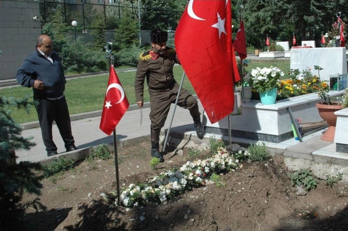 T&uuml;mgeneral Aydın&rsquo;ın Mezarına Memleket Toprağı