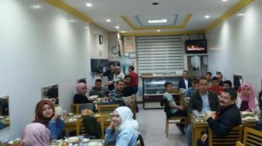 İmam Hatip Ortaokulu Son Sınıf &Ouml;ğrencilerine İftar Yemeği