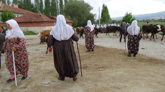 Balta, Tırpan Ve Tarım Aletleriyle Eylem Yapan İnk&ouml;y Mahallesi Sakinleri, Sorunlarının &Ccedil;&ouml;z&uuml;lmesini İstiyor 1