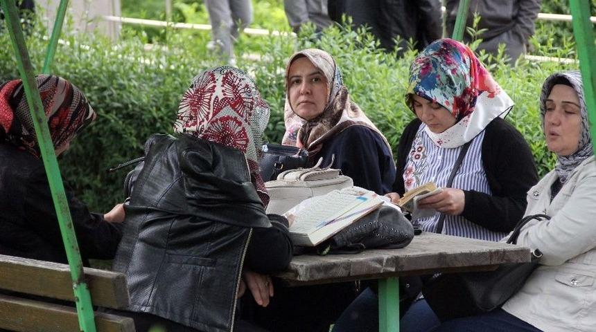Sınava Giren &Ccedil;ocukları İ&ccedil;in Dua Ettiler